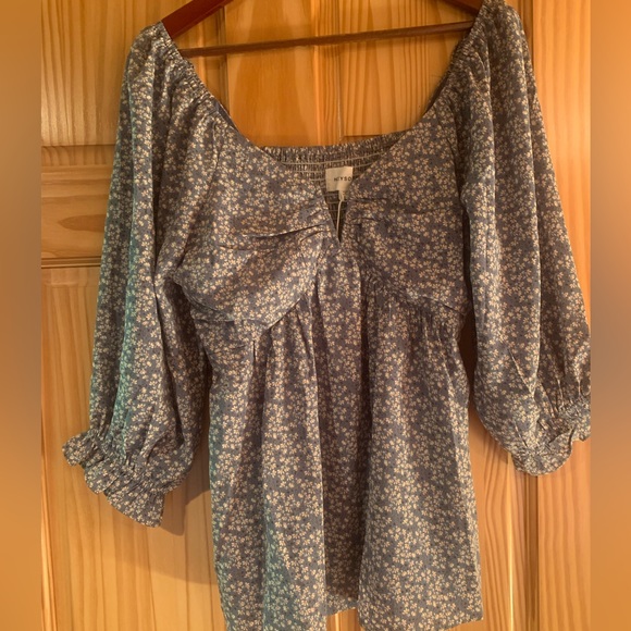 A beautiful blue top that I wish would fit me so badly!!! - Picture 1 of 6